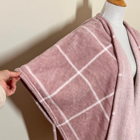 Cuddl Duds® Double Plush Reversible Wrap Pink - Picture 4 of 8